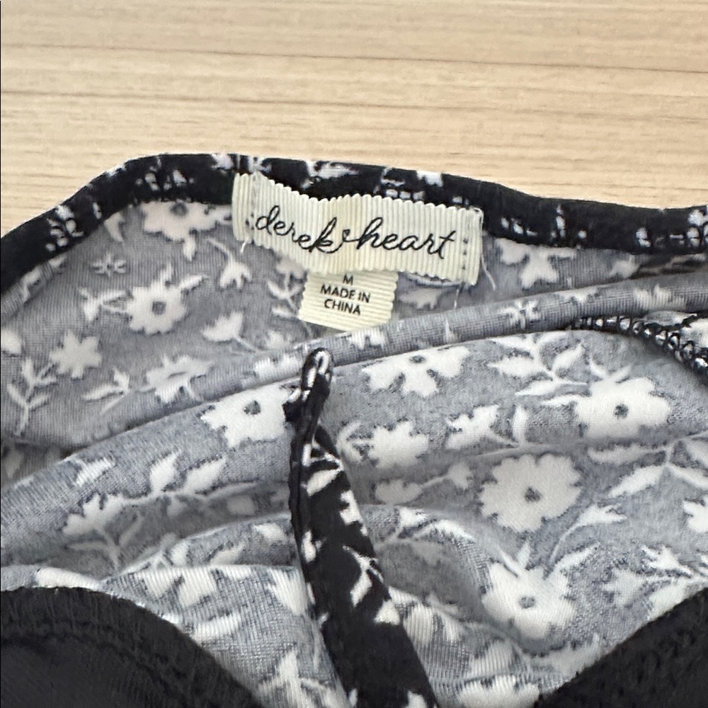 Derek Heart Monochrome Floral Romper - Picture 4 of 5